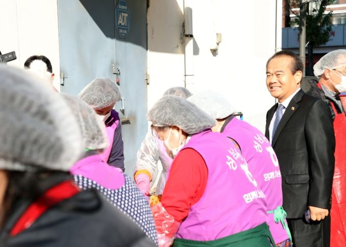 성남시의회, 성남농협 김장담그기 행사 참석