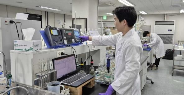 용인특례시 하수도사업소가 자체 운영 중인 실험실에서 시 관계자가 수질 분석을 하고 있다