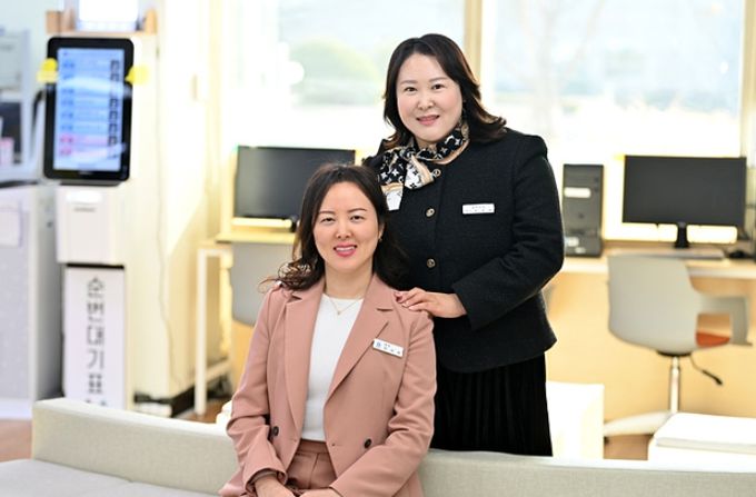 하남시에서 자매공무원으로 활동하며 「행복동행 사회복지공무원 가족」에 선정돼 보건복지부 장관 표창을 수상한 안선경 미사2동 찾아가는보건복지팀장(오른쪽)과 안선진 보육정책팀장(왼쪽).