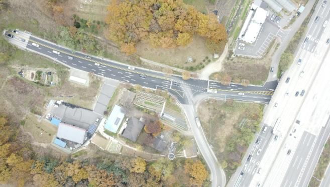 여수곡터널(왼쪽)에서 유림1교차로 시청방향 차로가 2개로 확장된 모습