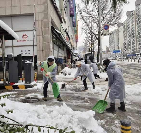 성남시, 이틀째 폭설에 전 직원 동원해 제설작업
