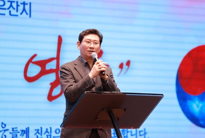 이상일 용인특례시장은 30일 ‘한국전쟁 참전용사 보은 잔치’ 행사에 참석해 참전 영웅들의 헌신에 존경과 감사의 뜻을 전했다.