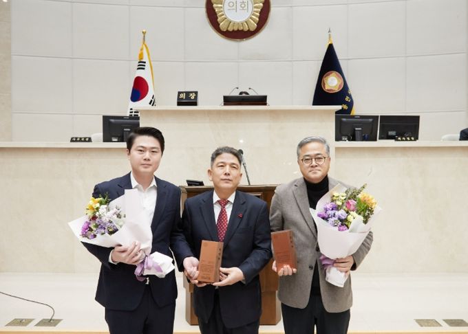 왼쪽부터 박병민 의원, 이창식 부의장, 김길수 의원