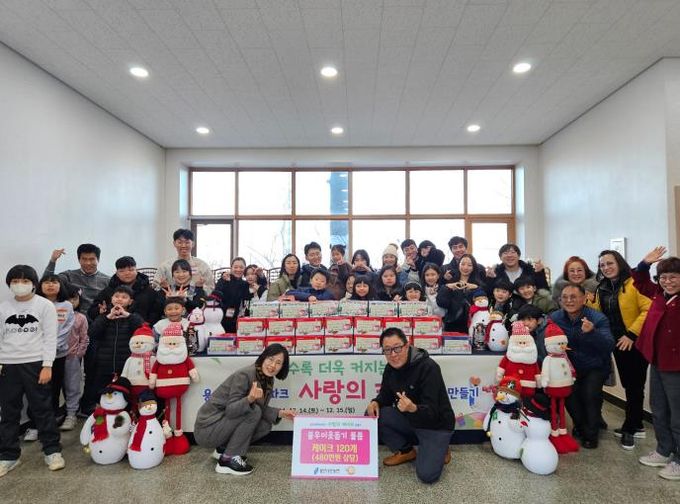 농촌테마파크 케이크 나눔행사 참가자들이 기념촬영을 하고 있다.