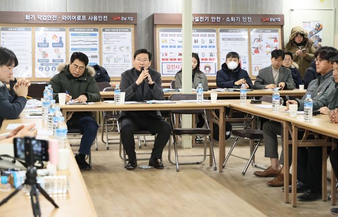 이상일 용인특례시장이 28일 경남아너스빌 디센트 건설 현장에서 하자보수에 최선을 다해줄 것을 당부하고 있다