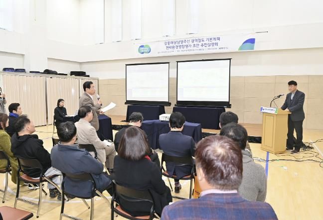 이현재 하남시장이 지난 3월 열린 「강동하남남양주선(지하철 9호선 연장) 기본계획 및 전략환경영향평가서 초안 주민설명회」에 참석해 하남시 입장과 주민들의 건의사항을 전달하고 있다.