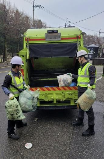 성남시 청소대행 업체 소속 환경미화원들이 쓰레기 수거 작업 중이다.