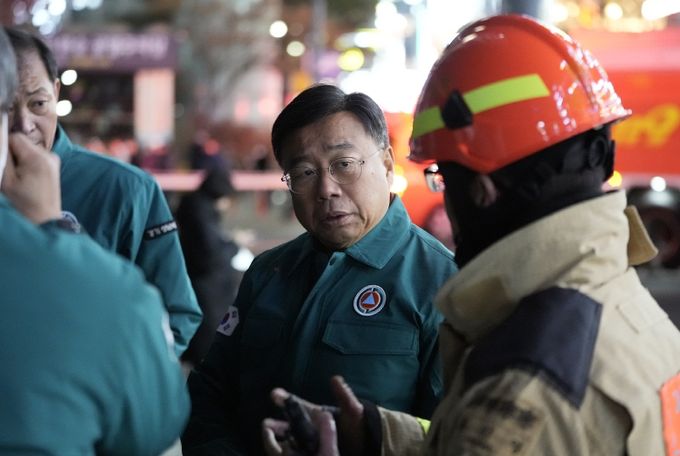 신상진 성남시장, 야탑동 복합건물 화재 현장 찾아 상황을 확인하고 있다.