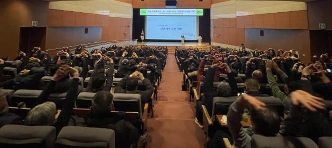 용인특례시는 지난 7일 시청 에이스홀에서 올해 새로 채용한 공원, 녹지 분야 기간제근로자 280명을 대상으로 안전보건교육을 했다