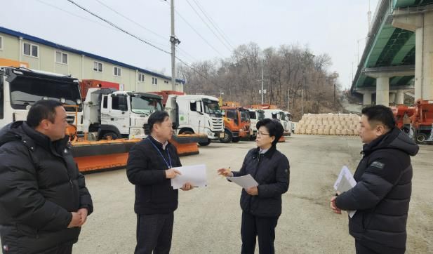 오선희 기흥구청장이 13일 취임 후 신갈동 도로관리센터를 방문해 제설대책을 점검하고 있다