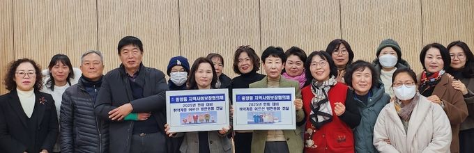 평택시 중앙동 지역사회보장협의체, 한파 대비 취약계층 어르신 방한용품 전달