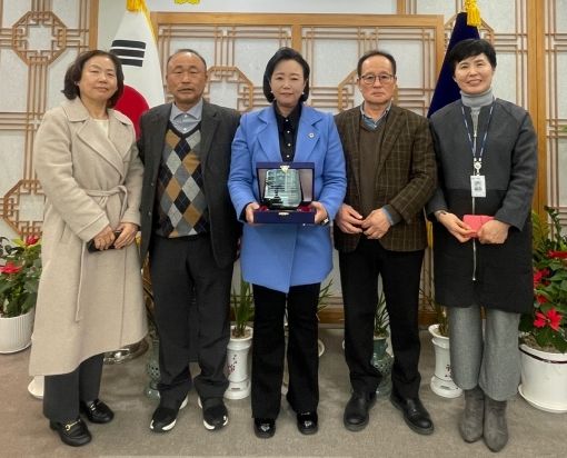 경기도의회 부의장 정윤경, ‘축산농가 발전에 기여’ 감사패 받아
