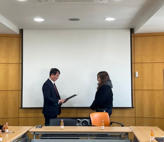 신규 위원에게 위촉장을 전달하는 신형식 화전동장