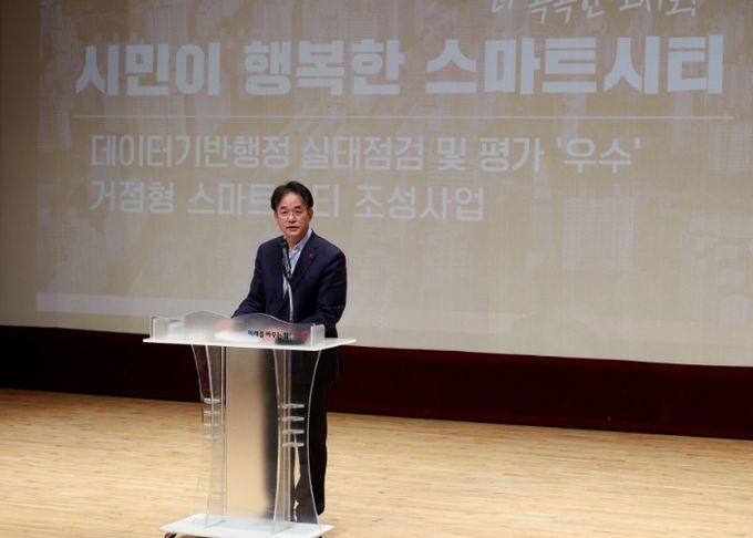 ‘3월 직원 소통·공감의 날’ 행사에서 인사말 중인 이동환 고양특례시장
