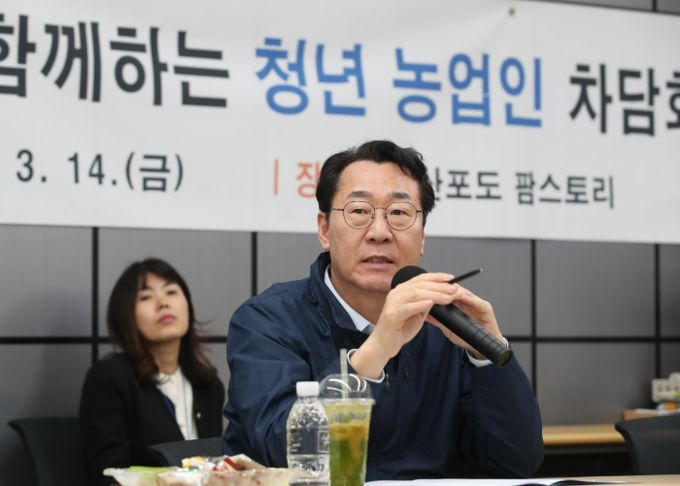 14일 정명근 화성특례시장이 청년농업인과의 차담회에 참석해 발언하고 있다