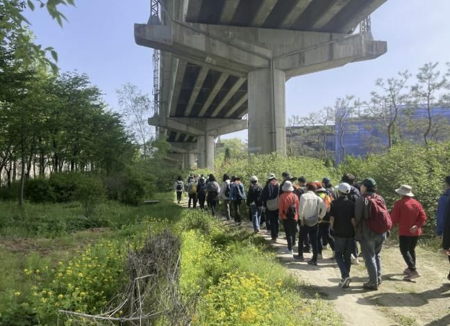 ‘고양누리길 14개 코스 함께 걷기' 참여자들이 누리길을 걷고 있다.