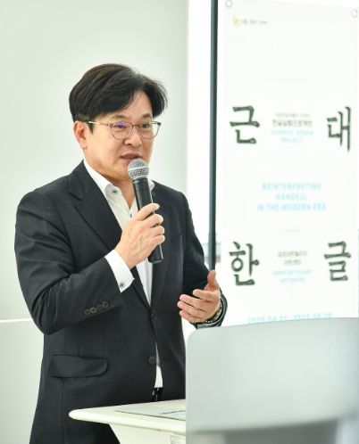 김포문화재단은 1일 국립한글박물관 순회전 공모사업 개막식을 열고 4월 1일부터 6월 29일까지 김포아트빌리지 아트센터에서 국립한글박물관 순회전 한글실험프로젝트 ‘근대한글연구소’를 개최한다고 밝혔다. 인사말을 전하고 있는 김병수 시장
