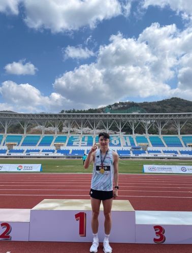 용인특례시 직장운동경기부 소속 최진우 선수가 3일 경남 김해시 김해종합운동장에서 열린 ‘2025년 김해 KTFL 전국실업육상경기대회’ 높이뛰기 부문에서 2m 15를 넘어 금메달을 목에 걸었다.