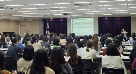 사회복지시설 종사자와 담당자들이 재무회계 교육을 받고 있다.