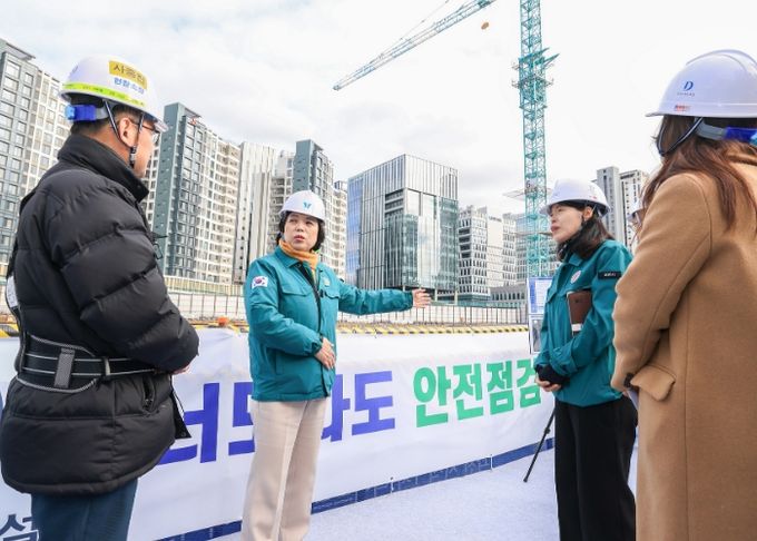 지난 3월 신계용 과천시장이 대규모 굴착공사 현장을 점검하고 있다