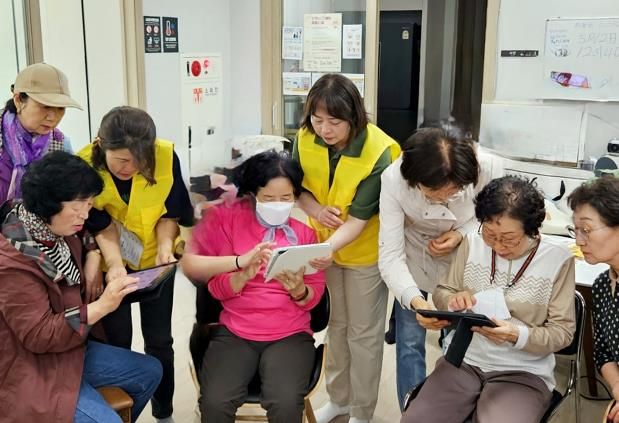수원시 팔달구 매교동, 어르신 마음에 '디지털 꽃' 피운다