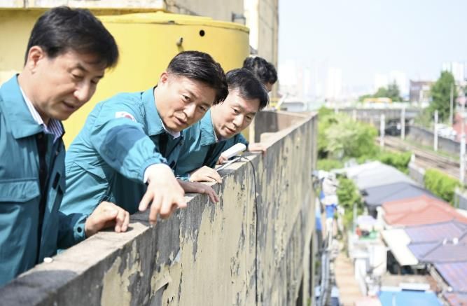 조용익 부천시장이 관계 공무원들과 함께 긴급 안전조치가 필요한 민간시설의 안전상황을 점검하고 있다.