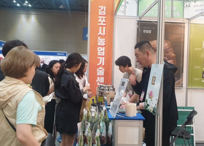 김포시가 15일부터 18일까지 일산 킨텍스에서 운영된 국내 최대 소비재 박람회인 ‘메가쇼 2025 시즌 1’에 참여해 김포 농산품을 알리고 있다.