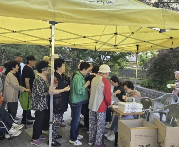 고양시 흥도동, 저소득층 이웃에 종량제봉투·모기약 현장 배부