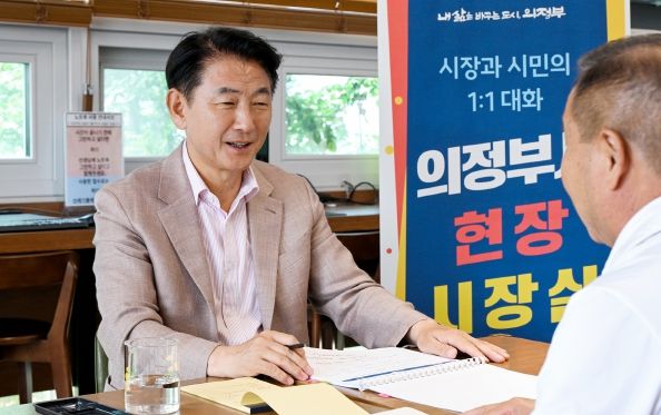 김동근 시장이 6월 19일 고산청소년센터 1층에서 ‘현장시장실’을 열고 시민들과 소통하고 있다.