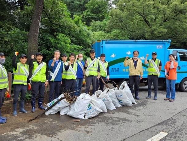 의정부시 송산3동, ㈜오커와 ‘동네 하천 살리기’ 정화 활동 실시