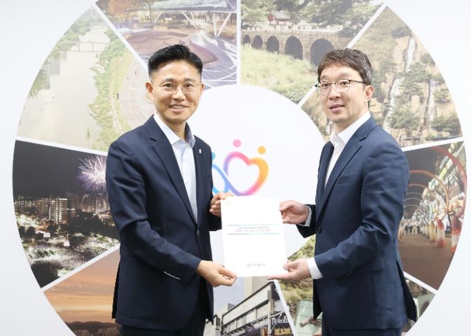 이계삼 안양시 부시장(왼쪽)과 김기범 경기도 철도항만물류국장(오른쪽)이 지난 11일 안양시청에서 서울 서부선·위례과천선 안양권 연장 추진을 위한 면담을 가졌다.