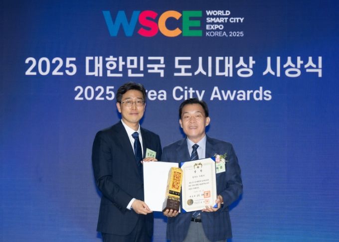 이재준 수원시장(오른쪽)이 ‘2025년 대한민국 도시대상’ 시상식에서 대통령상을 받고 있다.