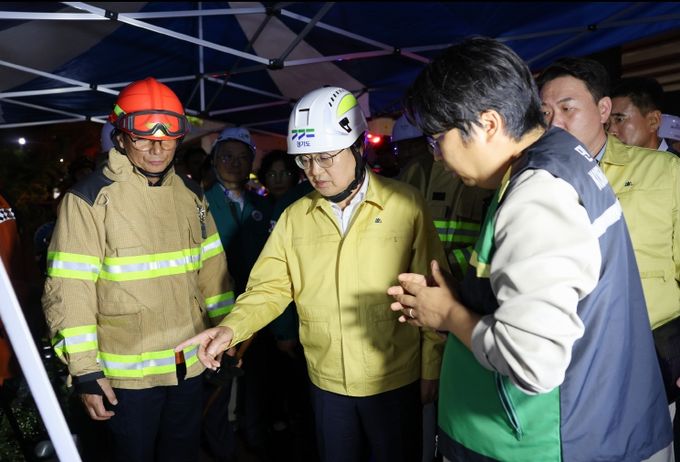 16일 오후 김동연 경기도지사가 오산 가장교차로 옹벽 붕괴 사고 현장방문해 구조팀에 인명구조를 최우선으로 하라는 지시사항을 전달하고 있다.