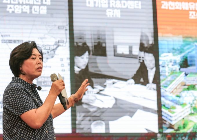 2024년 7월 열린 민선8기 2주년 기념 시정설명회에서 신계용 과천시장이 시정 운영 계획을 설명하고 있다