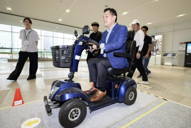 이재준 수원시장이 전동휠체어를 타고 장애물을 넘어가는 체험을 하고 있다.