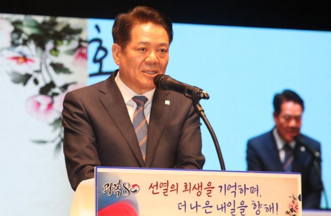 최대호 안양시장이 14일 오후 7시 안양아트센터 관악홀에서 열린 제80주년 광복절 기념행사에서 경축사를 하고 있다