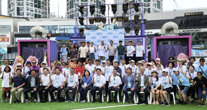 제4회 시흥시장배 국제서핑 대회 참가선수 및 관계자들의 기념사진