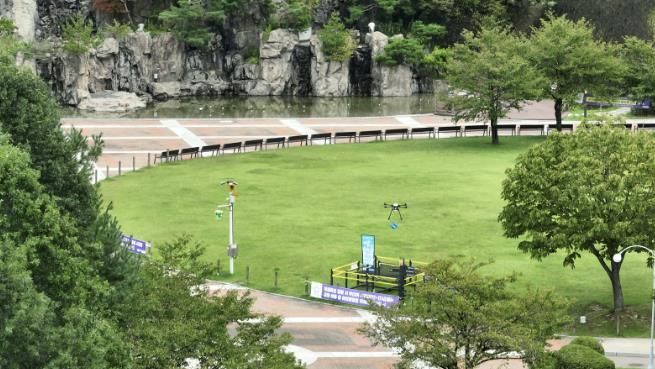 드론이 병목안 시민공원에 물품을 배송하고 있다