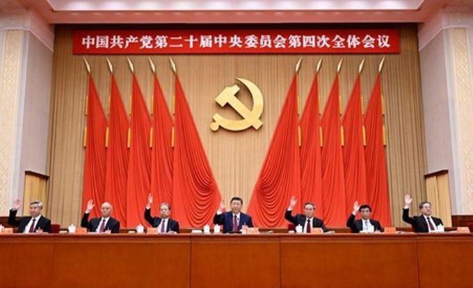 시진핑, 리창(李强), 자오러지(趙樂際), 왕후닝(王滬寧), 차이치(蔡奇), 딩쉐샹(丁薛祥), 리시(李希) 등이 주석대에 착석했다. (사진/신화통신)