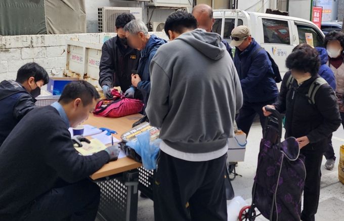 지난 24일 광명2동 행정복지센터에서 '제2차 불법광고물 수거보상제'가 진행되고 있다.