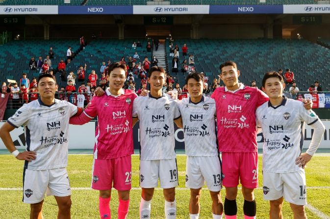 10월 25일 전북 원정에서 김천상무 마지막 경기를 치른 9기 (왼쪽부터) 김승섭, 이주현, 박상혁, 오인표, 김태훈, 이동경이 사진을 찍고 있다