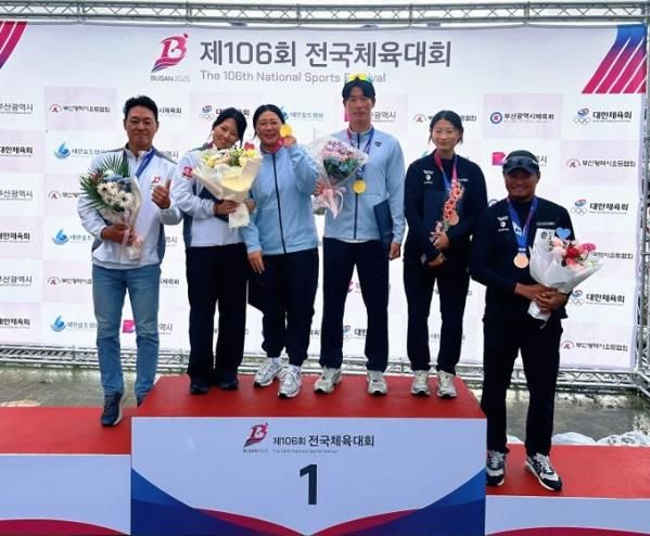 혼성 470급 금메달을 획득한 여수시청 요트팀 이경진·김창주 선수(왼쪽에서 세·네 번째)