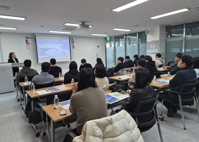 화성특례시가 29일 공직자를 대상으로 투자유치 업무 역량 강화 교육을 하고 있다
