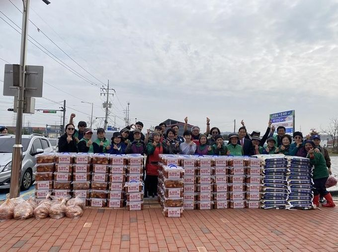 파주시 월롱면 새마을회, 관내 기업과 협력해 ‘이웃사랑 김장김치·쌀 나눔 행사’… 희망과 온기 전해