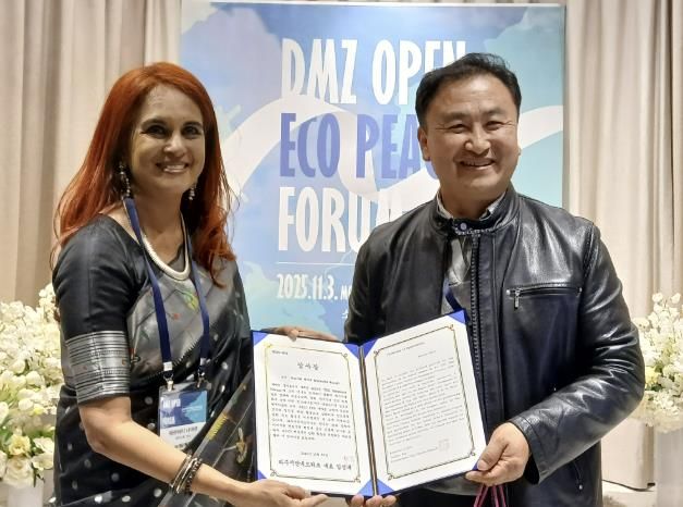 파주시민네트워크 이성수 운영위원이 나야르 작가에게 감사장을 수여하고 있다