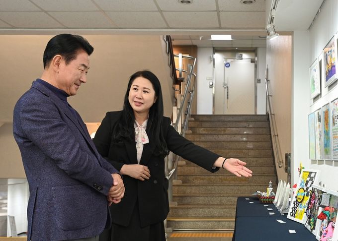 김동근 시장이 11월 3일 시민 갤러리에서 ‘의정부시 어린이 작품 전시회’ 작품들을 둘러보고 있다.