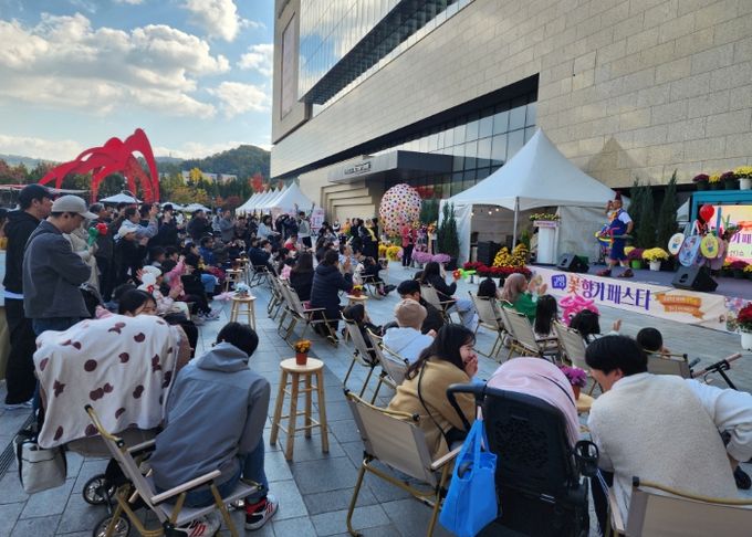 ‘고양 꽃향기 페스타’ 공연을 관람 중인 방문객들