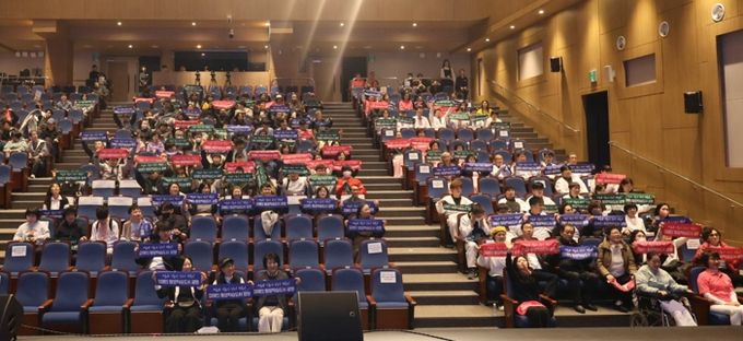 지난 7일 광명평생학습원과 광명극장 일대에서 열린 ‘2025년 광명시 장애인 평생학습 성과공유회’ 참석자들이 기념사진을 촬영하고 있다.