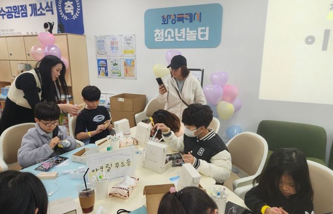 화성특례시 청소년놀터 동탄호수공원점에서 학생들이 아크릴 무드등 만들기를 체험하고 있다.