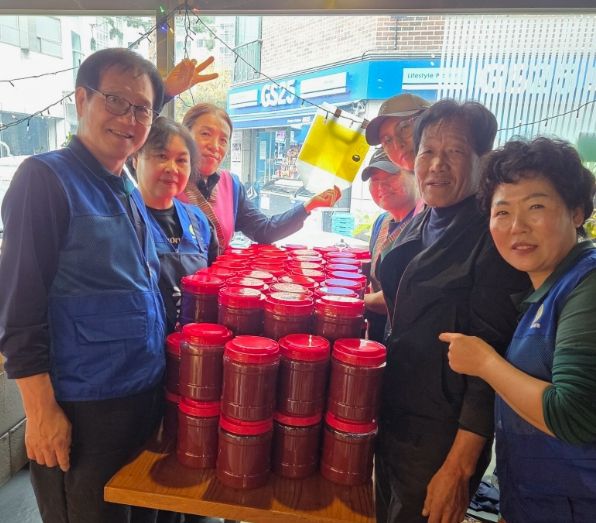 광명시 소하1동 바르게살기위원회는 지난 8일 소하1동 행정복지센터에서 ‘사랑의 고추장 나눔 행사’를 실시했다.